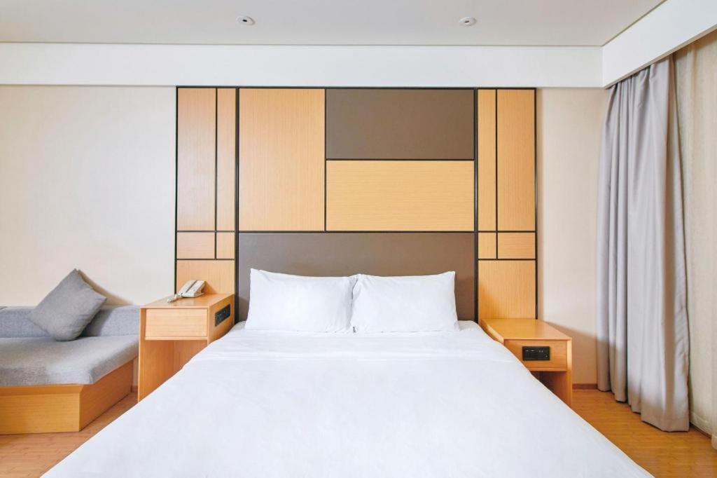 Hotel Ji Hongqiao Yan'an Xi Road