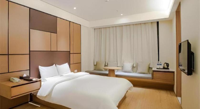 Hotel Ji Hongqiao Yan'an Xi Road 3*